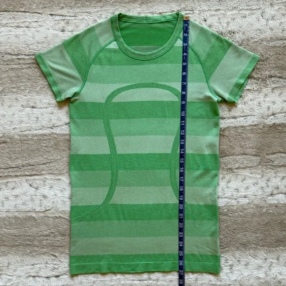 Lululemon Run: Swiftly Tech Short Sleeve in Heathered Green Bean Size 8 - Picture 6 of 14